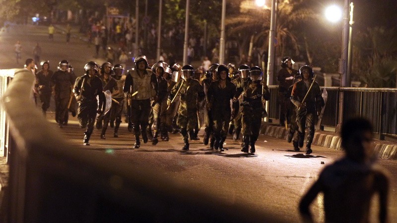 Egypt_nepokoje_ľudia v uliciach